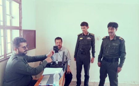 مدير عام رضوم ولجنة وحدة الأحوال المدنية المتنقلة يدشنون صرف البطائق الشخصية (الذكية) بالمديرية