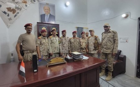 الجوف..قائد المنطقة العسكرية السادسة يلتقي بخريجي القيادة والأركان ويشيد بمستوى تأهيلهم