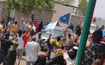 سفير الصومال لدى اليمن يزور مخيم خرز بمحافظة لحج ويحظى باستقبال شعبي ورسمي حافل