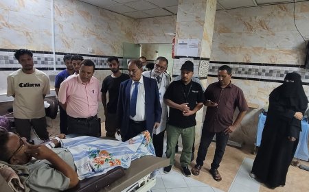 محافظ الضالع يزور مركز الغسيل الكلوي ويشرف على إجراء عملية الاستلام والتسليم بين المديرين