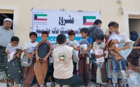 مدير الملاح ورئيس مؤسسة الجبل التنموية يدشنان توزيع المستلزمات المدرسية بمدرسة الصلولي استمرارًا لمسيرة دعم التعليم والتنمية