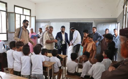 مؤسسة روابي ردفان توزع 750 حقيبة مدرسية في لحج بدعم من فاعل خير