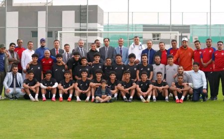 وزير الشباب والرياضة يرفع معنويات الاحمر الشاب قبل مواجهة السعودية في نهائي كأس الخليج