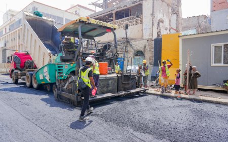 بدء أعمال سفلتة خط البنك المركزي في مديرية صيرة بعدن