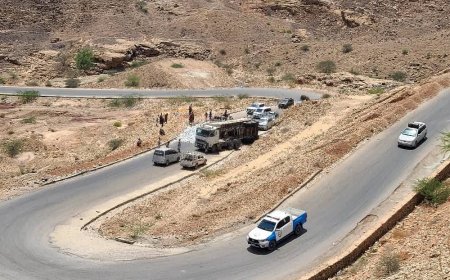 انقلاب قاطرة محمّلة بالأحجار في عقبة "المجازة" بمحافظة شبوة