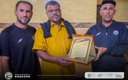 بعثة منتخب الناشئين تُكرم إدارة نادي فحمان أبين