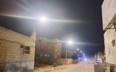 مكتب الأشغال العامة والطرق بالشحر يواصل حملة صيانة وتحديث أنظمة الإنارة وتعزيز كفاءة الطاقة بكشافات LED حديثة