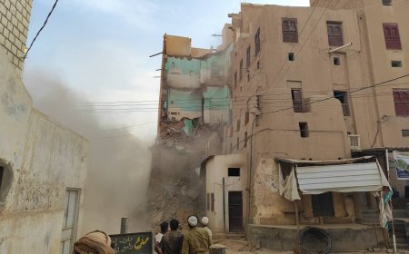 بتوجيهات مدير عام تريم .. إزالة منزل آيل للسقوط في قلب سوق المدينة