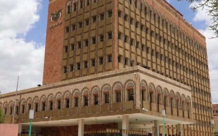 الحوثيون يفرغون البنك المركزي في صنعاء وينقلون الذهب والسيولة إلى صعدة تحسبًا لضربات إسرائيلية