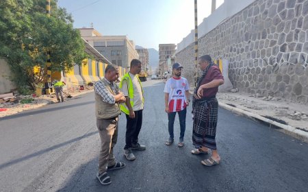 مدير صيرة يطلع على أعمال سفلتة خط البنك المركزي بعدن