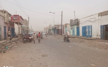 موجة غبار تجتاح مديرية أحور وتتسبب في انعدام الرؤية