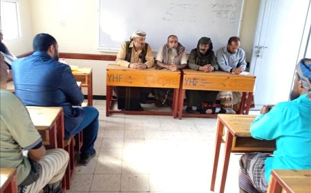 مدير مكتب التربية بيافع سرار يعقد اجتماعاً موسعاً مع إدارة ومعلمي مدرسة الشهيد محسن علوي ناصر