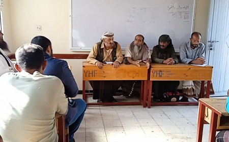 مدير مكتب التربية بيافع سرار يعقد اجتماعاً موسعاً مع إدارة ومعلمي مدرسة الشهيد محسن علوي ناصر