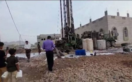 مدير عام مياه الريف ومدير عام الروضة يتفقدان سير العمل في مشروع بئر ارتوازية لدعم مياه الروضة بشبوة