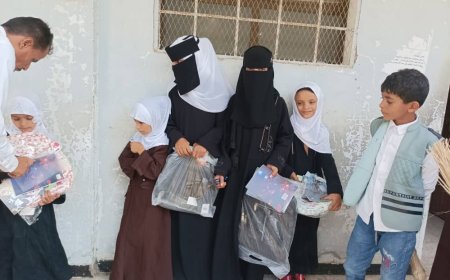 توزيع "29" حقيبة مدرسية للطلاب الأيتام والمحتاجين بمدرسة الفقيد محمد زين بدعم من فاعلات خير