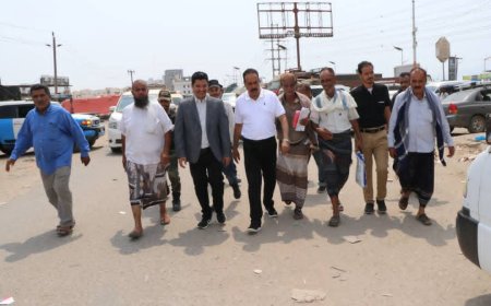 العقربي يطلع على احتياجات مديرية البريقة من مشاريع صيانة الطرق بعد الأضرار التي خلفتها السيول