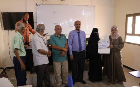 كلية اللغات والترجمة جامعة أبين تكرم مدرسيها المبرزين وطلبتها المتفوقين