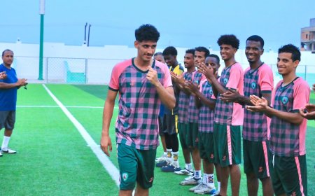 إدارة المكلا تكرم هاشم الخلاقي حامل راية الاخضر المكلاوي في المنتخب الاولمبي