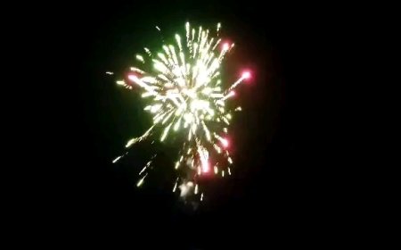 مدينة عتق تحتفي بالألعاب النارية ابتهاجًا بعودة النشاط الملاحي لمطار عتق الدولي