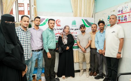 مدير صيرة يزور المخيم الطبي المجاني في مجمع الميدان الصحي