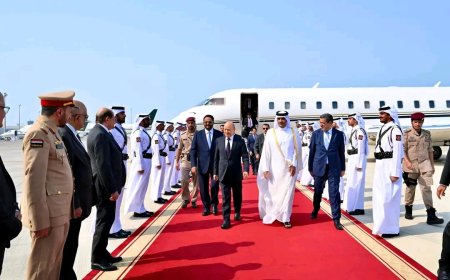 رئيس مجلس القيادة يصل الدوحة للمشاركة في القمة العربية الاسلامية الطارئة