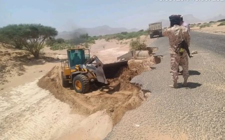 مؤسسة الطرق والجسور بشبوة تواصل أعمال الصيانة الطارئة في طريق عتق – بيحان – حريب