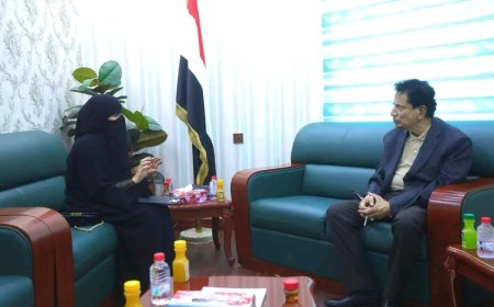 محافظ المهرة يلتقي رئيسة مؤسسة فينا خير للتنمية ويبحثان المشاريع الإنسانية القادمة