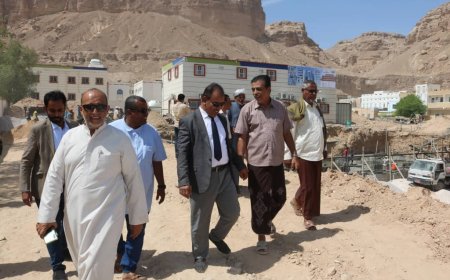 الوكيل العامري يتفقد عدد من المشاريع التنموية في مديرية القطن