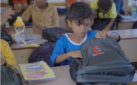 تعز.. الخلية الإنسانية توزع حقائب مدرسية لـ3 آلاف طالب وطالبة في مقبنة.