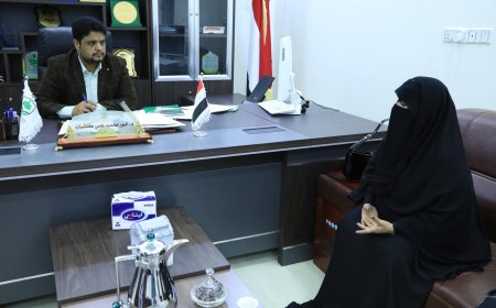 رئيس جامعة المهرة يناقش مع وكيل المحافظة المساعد لشؤون المرأة ظاهرة الابتزاز الإلكتروني