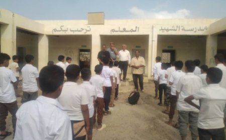 مدير التربية والتعليم بلودر يلقي كلمة الطابور الصباحي أمام تلاميذ مدرسة الشهيد المعلم