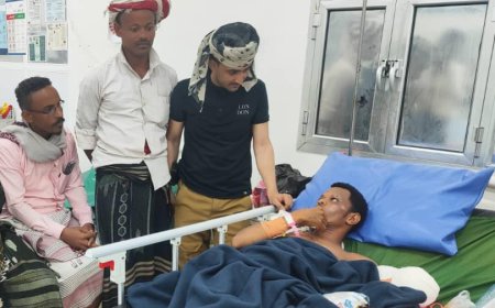 رئيس المجلس الشبابي - رئيس نادي شباب المسيمير الرياضي الثقافي الاجتماعي القائد محمود عادل عباس يزور الجريح رضوان حمودة الحوشبي