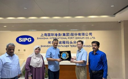 برئاسة لملس.. الوفد الحكومي يزور ميناء يانغشان بمدينة شنغهاي الصينية ويطلع على آليات عمله وتقنياته الحديثة