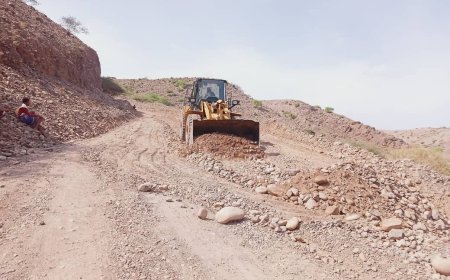 بدعم من قيادة السلطة المحلية بالمديرية.. إصلاح طريق عقبة وادي عقان المتضررة بسبب الأمطار والسيول