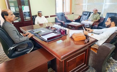 مدير عام تربية شبوة يلتقي مدير تربية ميفعة والأخير يناقش الصعوبات التي تواجه مكتبة