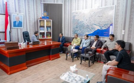 محافظ شبوة يكرم فريق منصة "أسعار شبوة" تقديراً لجهودهم في ضبط الأسواق