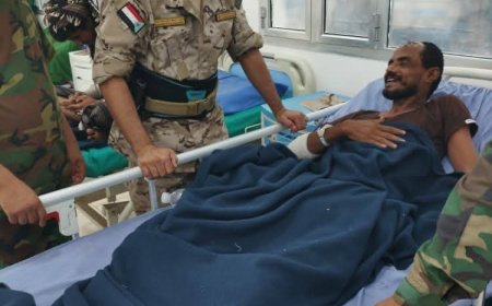 العميد المعكر يتفقد جرحى اللواء السادس دعم وإسناد في مستشفى عبود العسكري بعدن