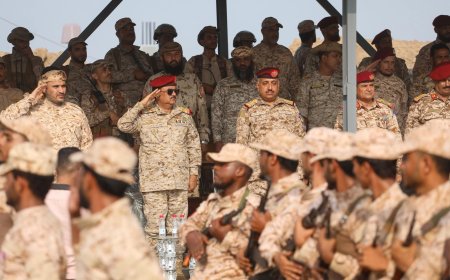 وزير الدفاع يتفقد قوات العمالقة ويشيد بجاهزيتها