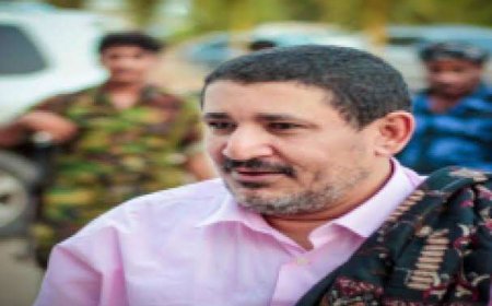 العقيد عبدالخالق الحوشبي قائد اللواء 199 مشاة يعزي ال العيسي بوفاة المناضل اديب العيسي
