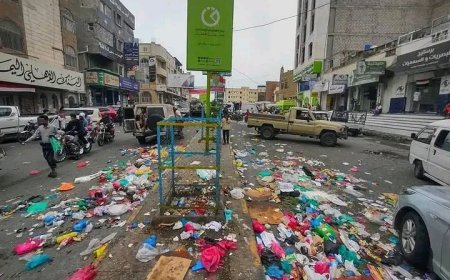 موظفو صندوق النظافة في تعز يسكبون النفايات في الشوارع احتجاجاً على اغتيال مديرتهم