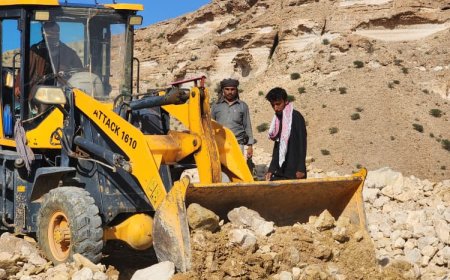 بتوجيهات المحافظ ابن الوزير.. صندوق صيانة الطرق بشبوة يفتح طريق عقبة خفعه بعد تعرضها للسيول