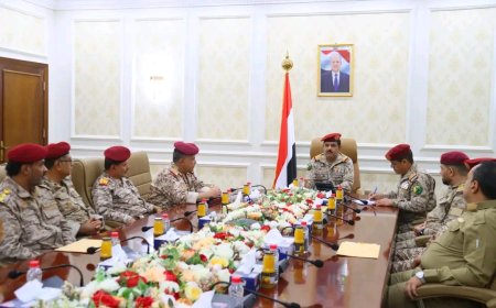 وزير الدفاع يجتمع بقيادة محور تعز والوحدات التابعة له