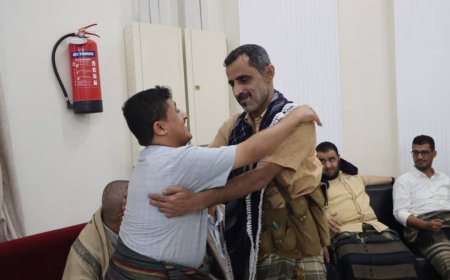 العميد مازن الجنيدي يؤدي واجب العزاء لأسرة الفقيد المناضل أديب العيسي بقاعة عدن مول