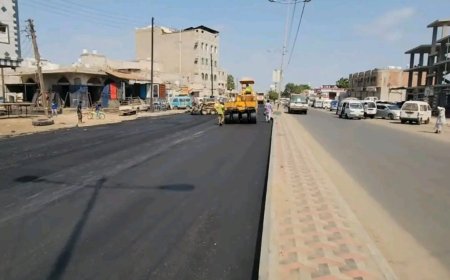 بدء أعمال إسفلت حيوية في خط المعارض بمديرية الشيخ عثمان بعدن