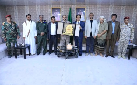 محافظ المهرة يكرم قائد قوات التحالف تقديرا لجهوده خلال الفترة الماضية