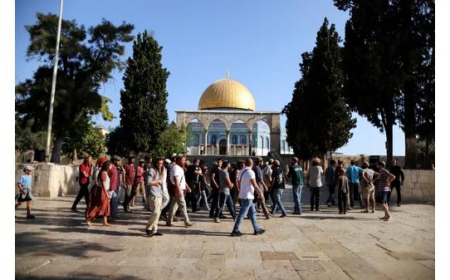 عشرات المستوطنين يقتحمون باحات المسجد الأقصى بحماية شرطة الاحتلال