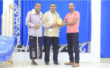 جمعيات المعاقين في أبين تكرّم الناشط الإجتماعي "نظير كندح" بدرع العمل الخيري والإنساني