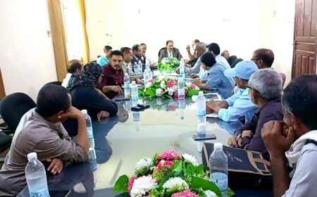 محافظ الضالع يناقش مع مديري عموم المديريات تعزيز أداء السلطات المحلية واستكمال الهيكل الإداري