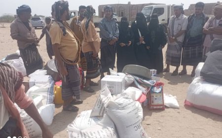 الهلال الأحمر اليمني ومنظمة الهلال الازرق  ومنظمات المجتمع المدني يقدمون مساعدات إنسانية لأسر ضحايا احدى حُفر السيول في مديرية أحور