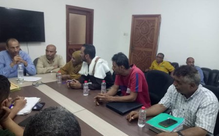 اجتماع موسع لمؤسسة المياه والصرف الصحي بعدن مع قيادات محلية بالتواهي لبحث مشاريع التأهيل وتحسين الخدمات